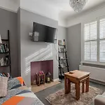 Entire 2-Bedroom House With Garden