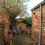 Entire 2-Bedroom House With Garden