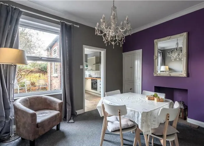 Entire 2-Bedroom House With Garden