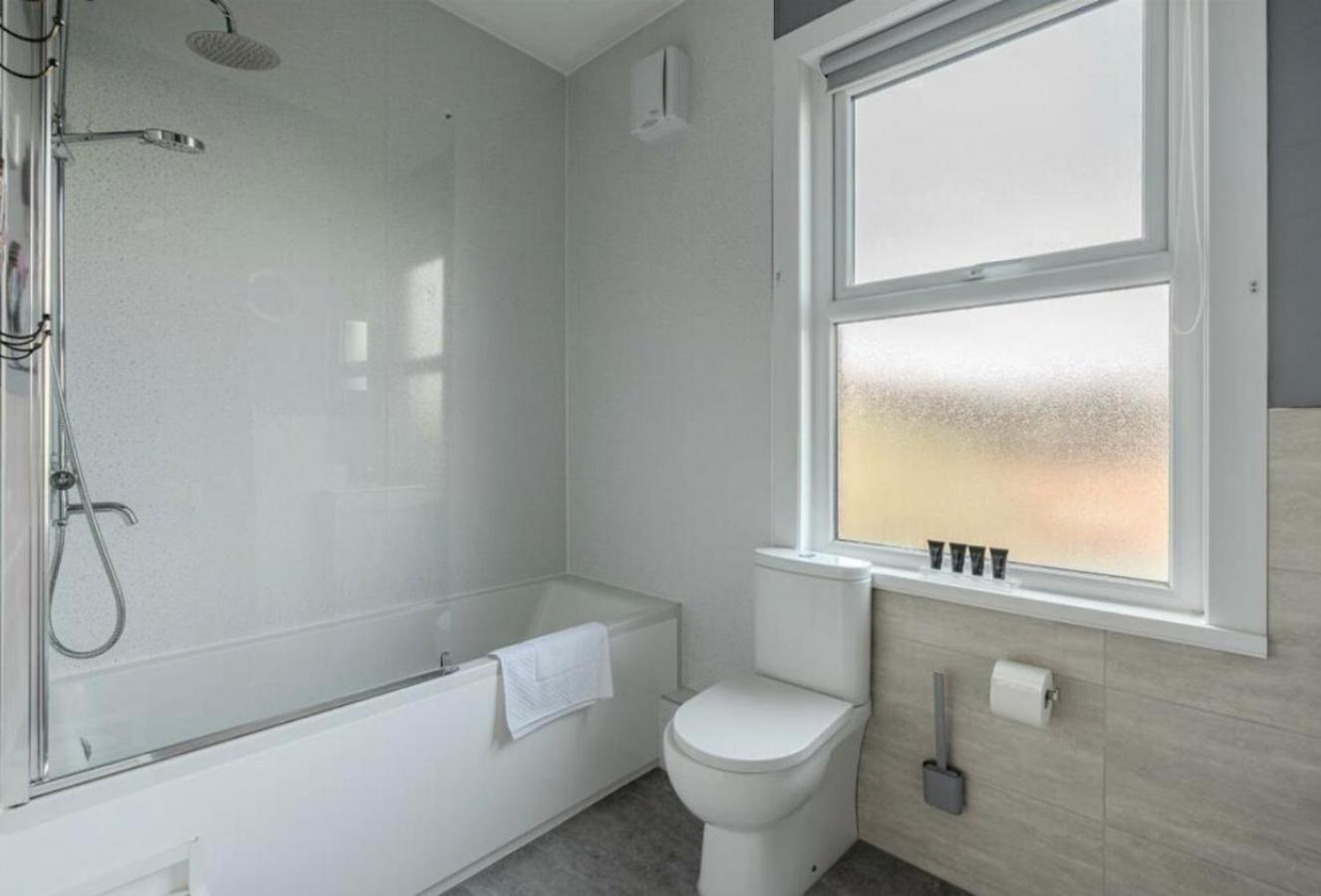 Entire 2-bedroom House With Garden Сasa de vacaciones *