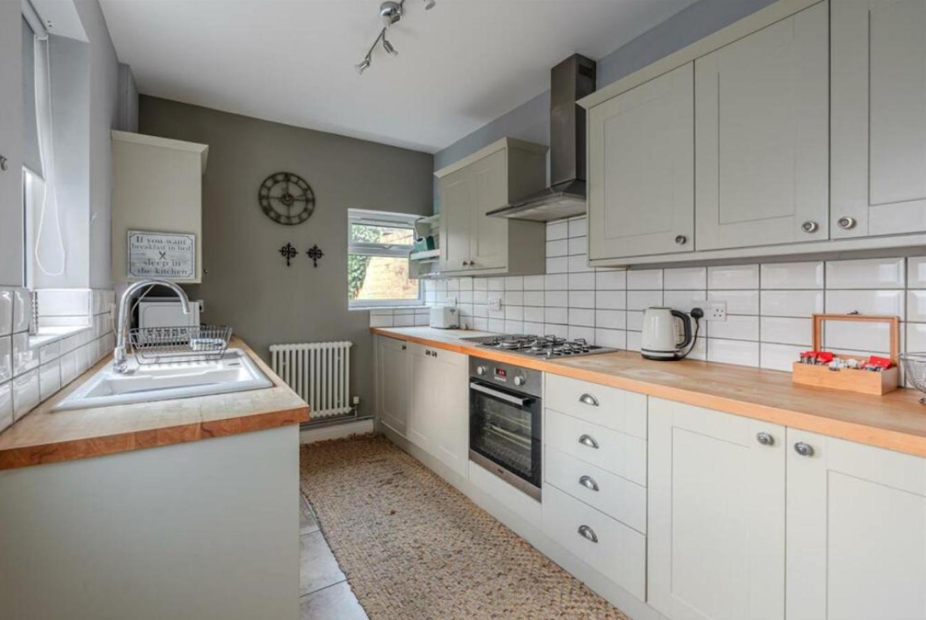 Entire 2-bedroom House With Garden Holiday home
